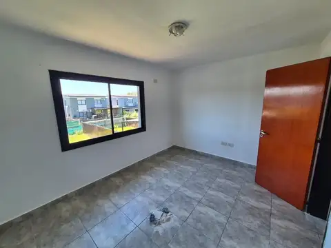 Casa en Alquiler con 2 cocheras