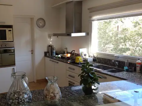 El BOSQUE, CASA EN VENTA DE 4 DORMITORIOS