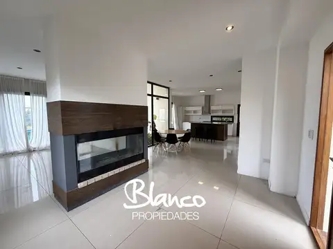 Casa 4 ambientes con 3 baños