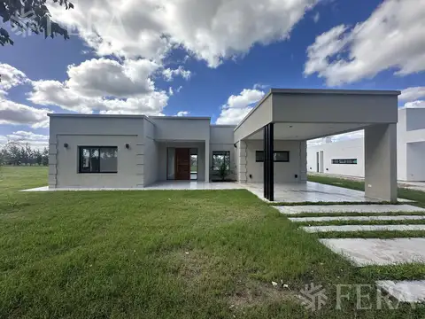 Venta casa 4 ambientes con cochera y piscina en Haras del Sur III - La Plata
