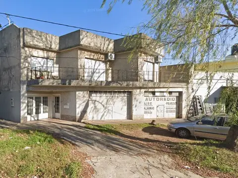 *CASA 3 AMB. EN 1ER PISO POR ESCALERA CON GARAGE PARA 2 AUTOS Y AMPLIO FONDO LIBRE 