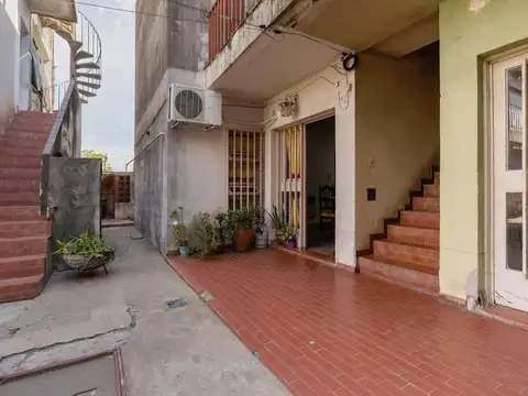 Casa de pasillo en venta barrio amtheu 2 dormitorios amplio luminoso