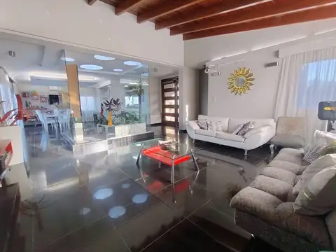 Casa en Venta con 4 cocheras