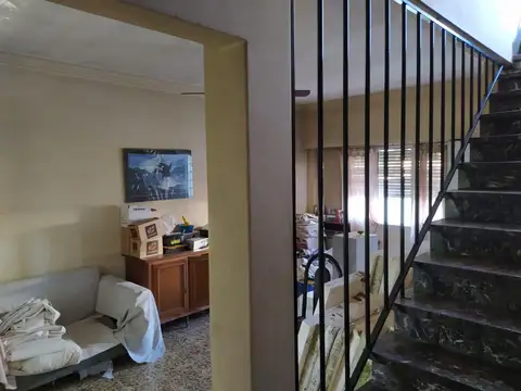 Departamento en PH 1er piso x escalera, 3 dormitorio, gran terraza.