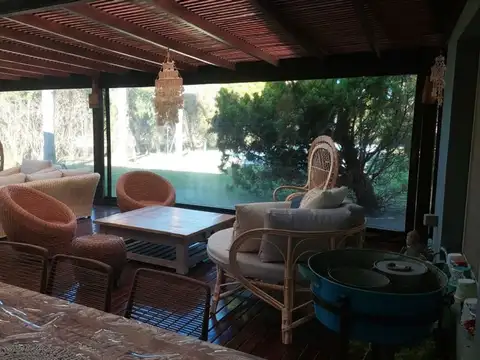 Casa en Alquiler con 4 cocheras