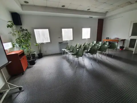 Casa 8 ambientes con 2 baños