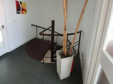 Casa 8 ambientes con 2 baños