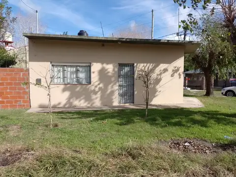 Casa 3 ambientes en excelente esquina, con amplio parque (140302)