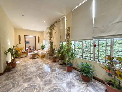 Casa 8 ambientes con 2 baños