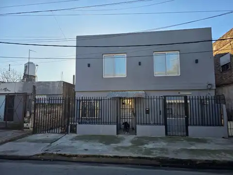 CASA EN VENTA 2 PLANTAS LANUS OESTE