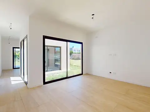 VENTA CASA TRES AMBIENTES EN BARRIO LAGUNA AZUL