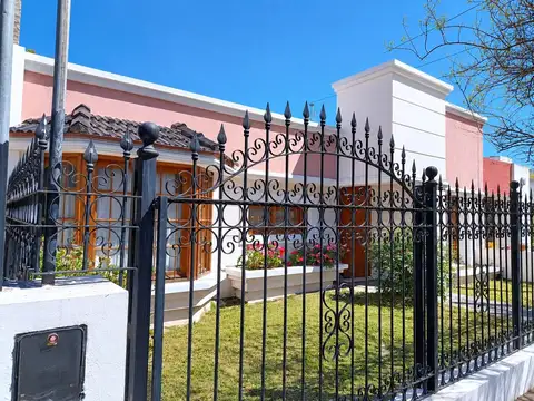 Casa 8 ambientes con 2 baños