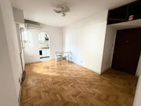 Excelente 2 ambientes con cocina reciclada, frente a Plaza Benito Nazar