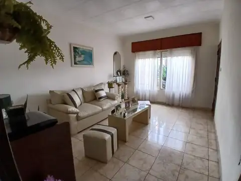 Casa 8 ambientes con 2 baños