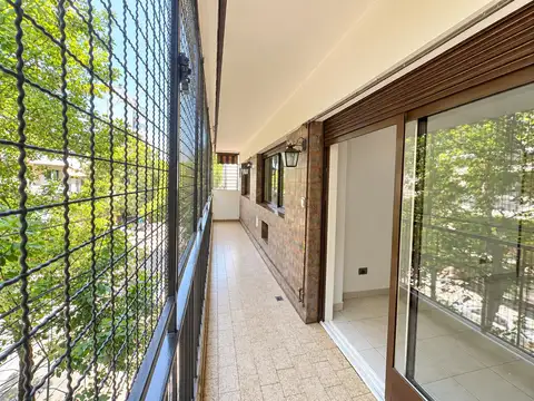 Departamento de 4 ambientes con dependencia de servicio, Cochera. - Venta Parque Chacabuco