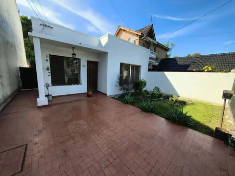 VENTA casa lote propio FONDO CON PILETA 3 HABITACI