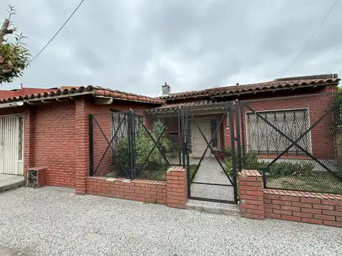 Casa 4 ambientes con quincho, garaje y dpto. al fondo!