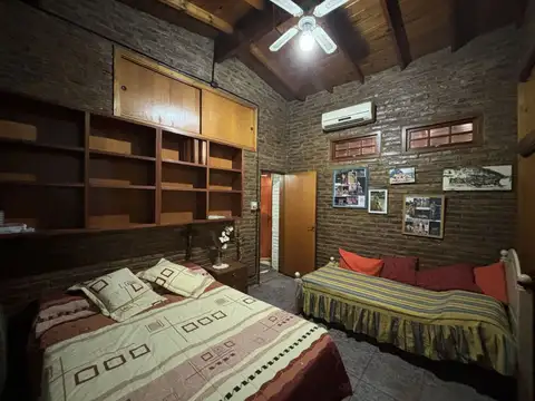 Casa 4 ambientes con quincho, garaje y dpto. al fondo!