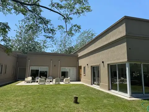 HERMOSA E IMPECABLE CASA MINIMALISTA EN WESTON