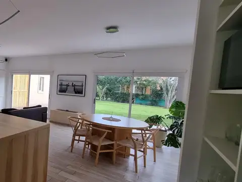 HERMOSA E IMPECABLE CASA MINIMALISTA EN WESTON