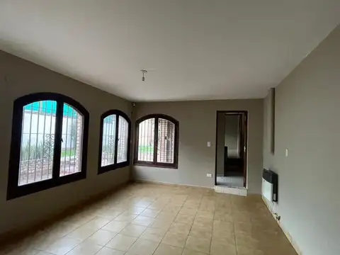 Casa 8 ambientes con 2 baños