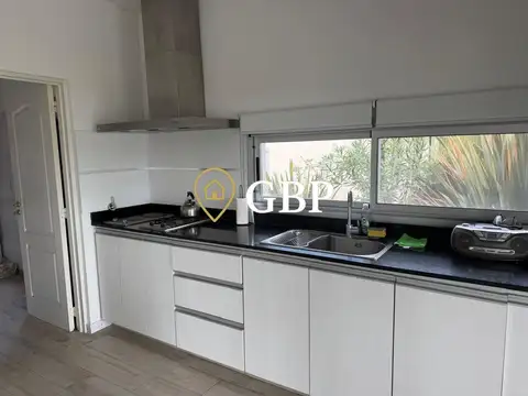 Casa en Alquiler con 2 cocheras