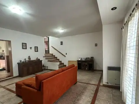 Chalet 5 ambientes en venta en Castelar Sur