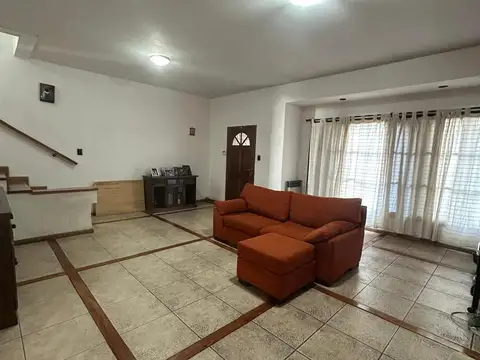 Casa 5 ambientes con 3 baños