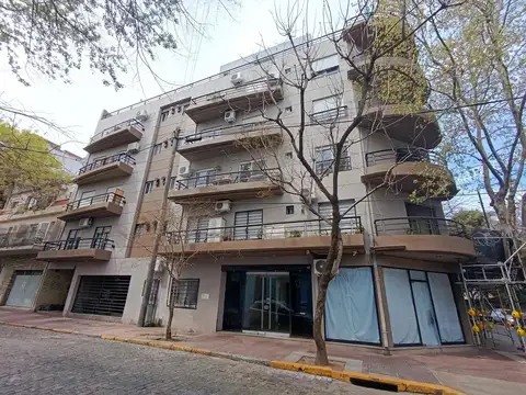 Alquiler Departamento 2 ambientes muy amplio, 2 balcones, cochera cub., bien ubicado