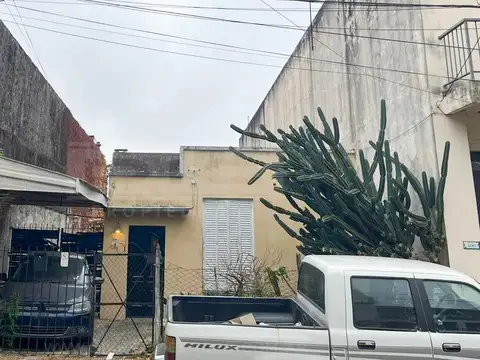 D F Sarmiento  al 3300, entre Acassuso y R Castro
