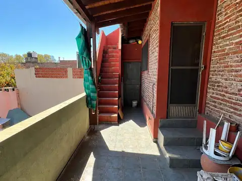 Departamento a RECICLAR de 2 dormitorios con terraza propia - Ricchieri 2574
