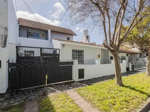 Casa de 6 Ambientes con Pileta en Barrio La Merced, Beccar