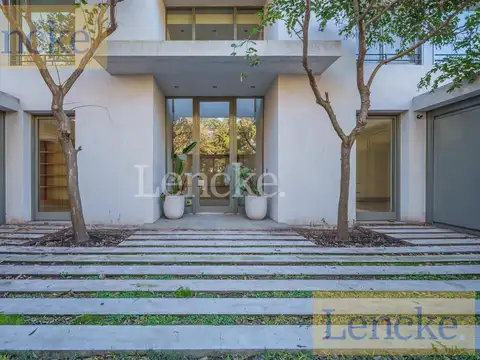 Casa en Venta con 10 cocheras