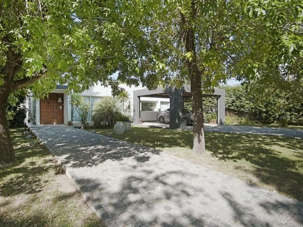 Casa - 240  m² Cubierta | 3 dormitorios | 6 años | 3 baños | 4 ambientes | 5 cocheras