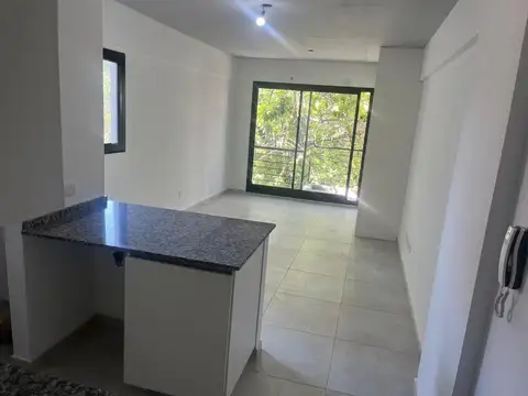 muy luminoso monoambiente en villa del parque con balcon