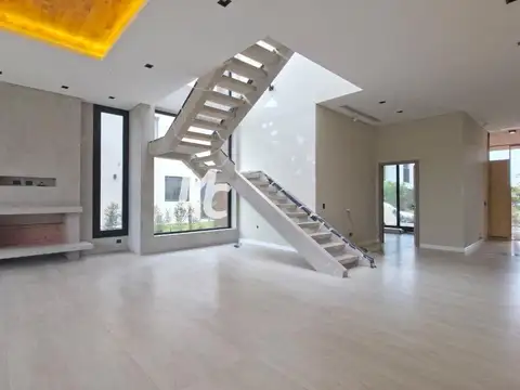 Casa 8 ambientes con 6 baños