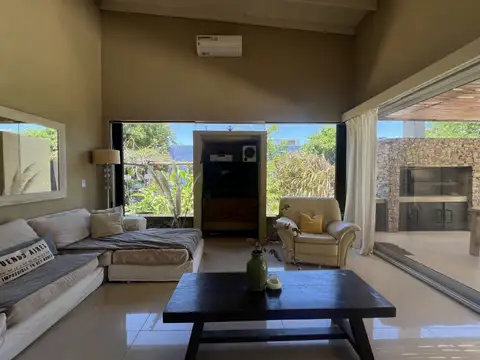 Casa 4 ambientes con 4 baños