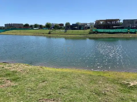 Lote a la laguna orientación noreste en venta, Barrio Cerrado, Escobar, G.B.A. Zona Norte