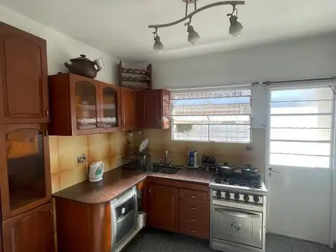 Casa 5 ambientes con 2 baños