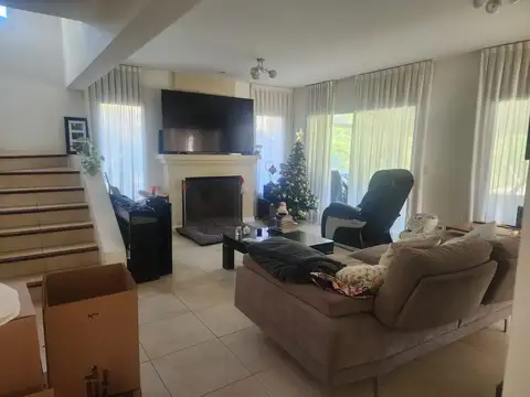 Casa en Alquiler con 2 cocheras