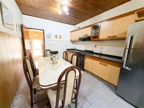 Casa 3 amb con cochera y quincho en venta Lanus