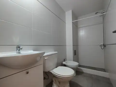 57 entre 17 y 18 Monoambiente. Cocina integrada,  baño, balcón. Luminoso. + Cochera 50.000