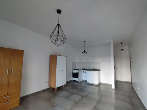 57 entre 17 y 18 Monoambiente. Cocina integrada,  baño, balcón. Luminoso