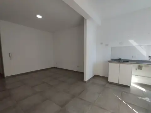 57 entre 17 y 18 Monoambiente. Cocina integrada,  baño, balcón. Luminoso. + Cochera 50.000