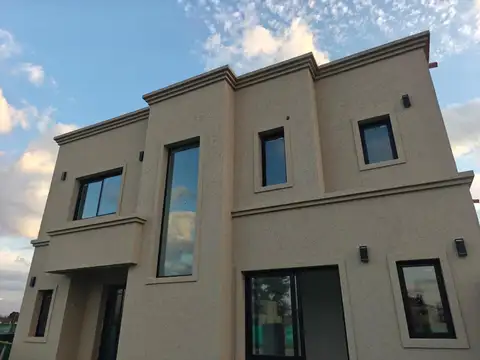 Casa en venta dos plantas en Pilar del Este Santa Sofia