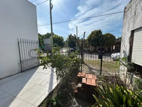 Casa 5 ambientes con unidad independiente y cochera para dos autos