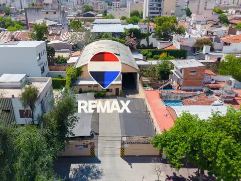 Venta galpón con estacionamiento macrocentro