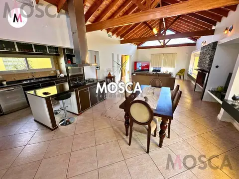 Casa en Venta con 3 cocheras