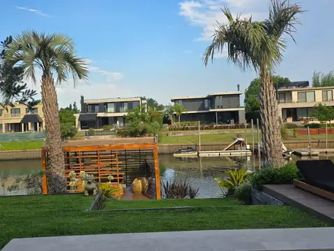 Hermosa Casa con Ascensor en Albanueva 4 Dormitorios más Playroom