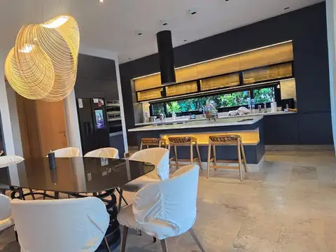 Casa en Venta con 4 cocheras